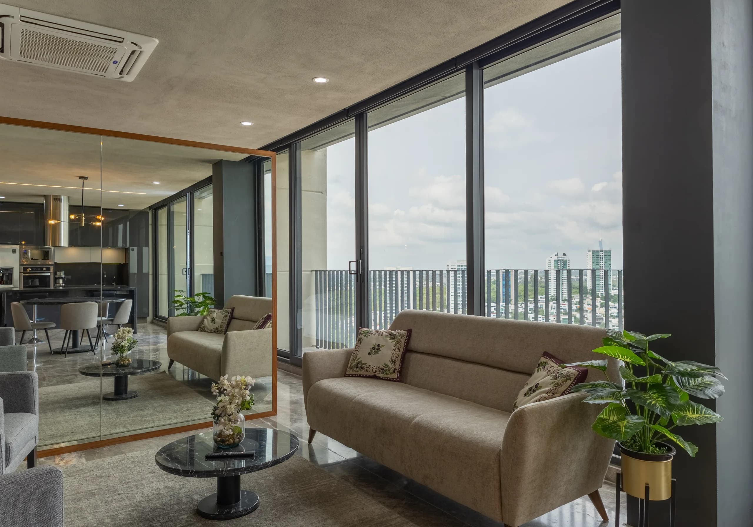 Sala con ventanales de piso a techo y vista a la ciudad